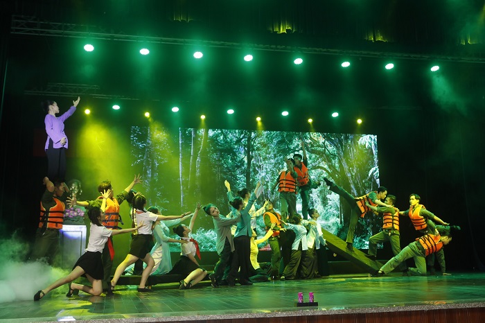 “Giữa lòng miền Trung” xúc động và nhân ái!