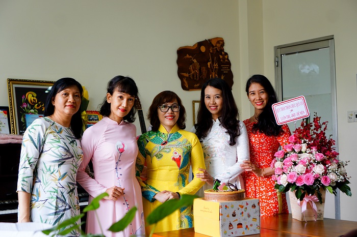 Niềm vui 8.3 của các cô giáo khoa Quản lý Văn hóa Nghệ thuật