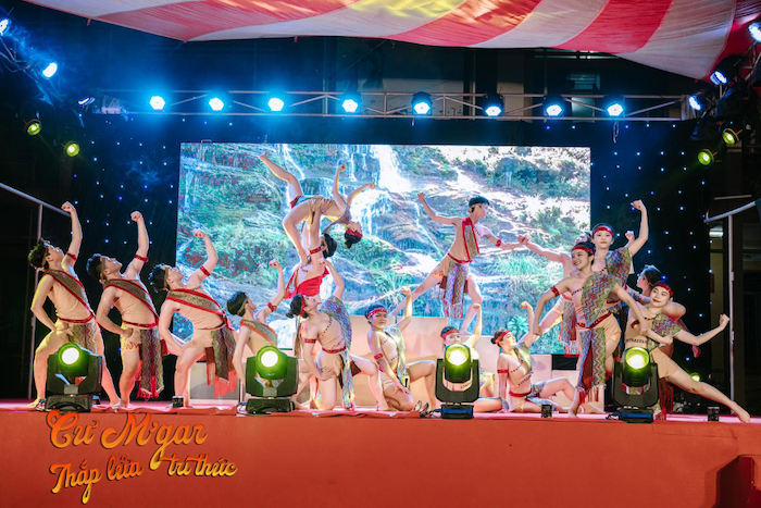 ‘Cư M’gar - Thắp Lửa Tri Thức’ Ngọn lửa “hiếu học” đã bừng sáng trên Buôn làng