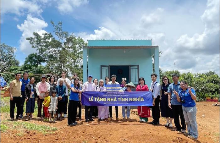 CLB Sinh viên nghiên cứu khoa học Khoa QLVH, NT bàn giao nhà tình nghĩa của Dự án “Từ tri thức đến trái tim”