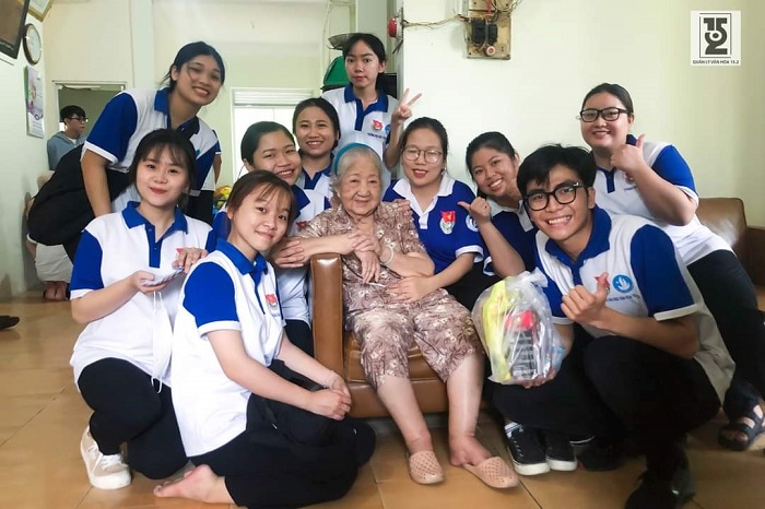 Sinh viên chuyên ngành Tổ chức sự kiện VH,TT,DL thăm viện dưỡng lão nghệ sĩ