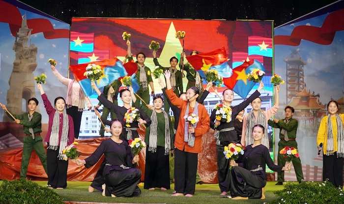 Xúc động chương trình nghệ thuật “Sao vàng trên Đất Thép”