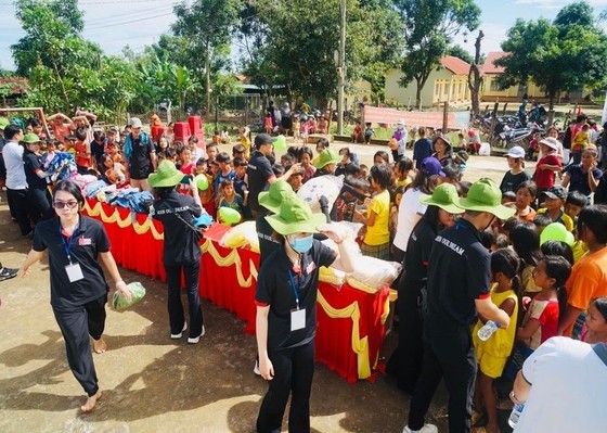 “Dệt khúc yêu thương” cho đồng bào Đắk D’Rông