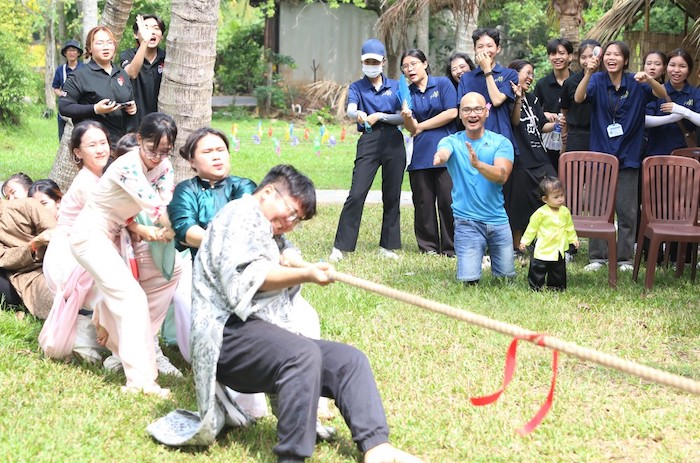 Đến bảo tàng, bạn trẻ thi kéo co, bơi thuyền 'hái' dưa hấu, trổ tài têm trầu